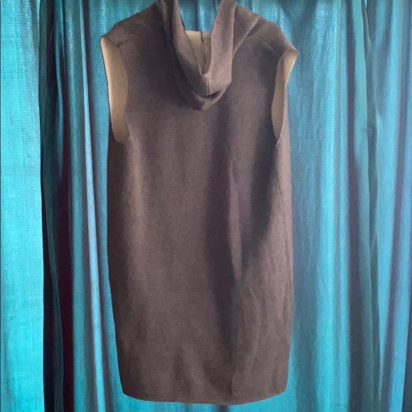 New-never worn sleeveless trench with hood - Picture 2 of 2